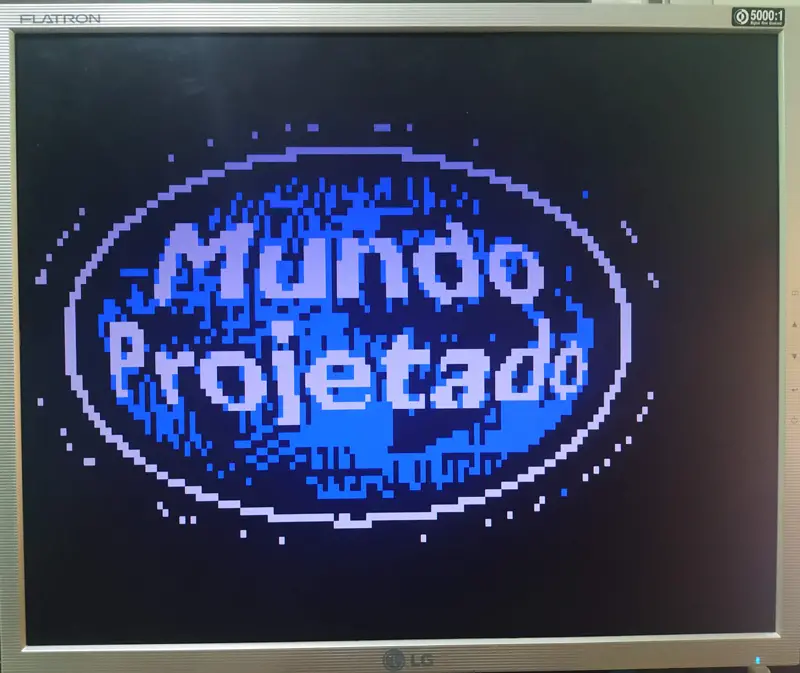 Monitor VGA com a logo do site